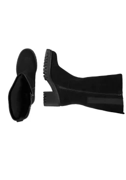 Weitschaftstiefel mit stark profilierter Sohle